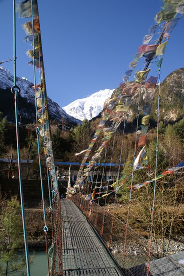 Hängebruecke mit Gebetsfahnen in Chame