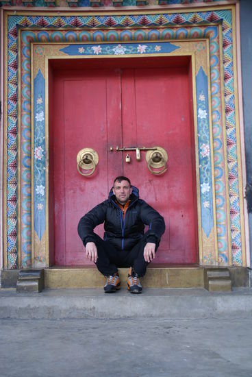 ...vor dem Klostertor in Upper Pisang