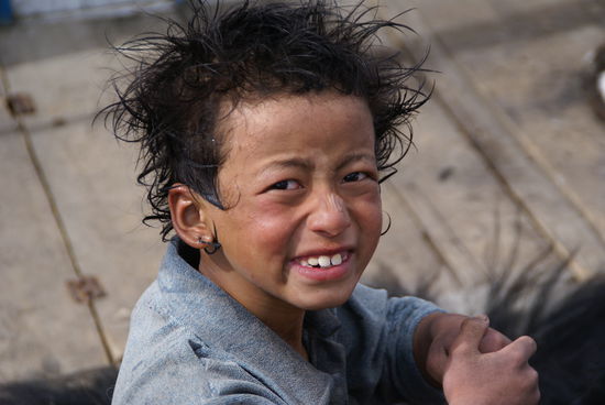 Nepali Kind beim Haarewaschen in Ghyaru