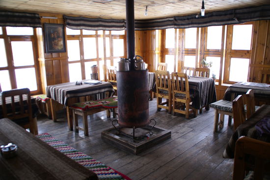 Der Aufenthaltsraum (einschl. Ofen) unseres Hotels in Manang