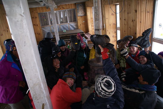 Auch im High Camp wieder Schuhetrocknen am einzigen Ofen im Haus
