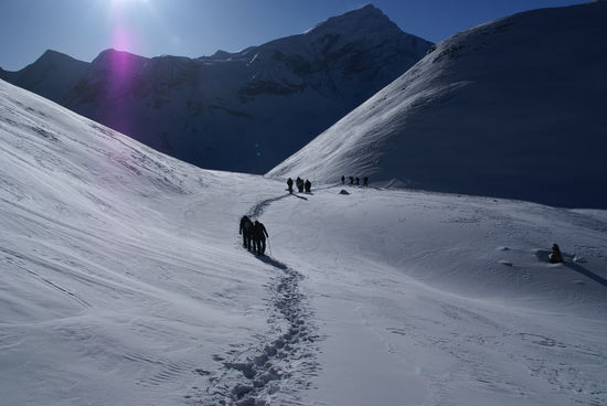 Rückblick!  Der steile Weg zum Pass