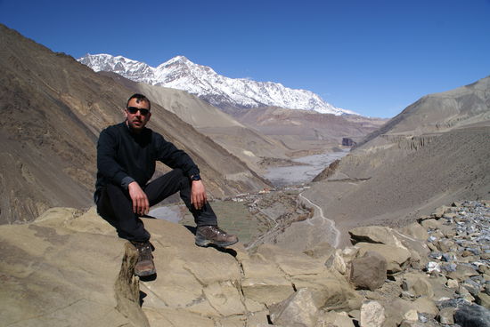 Der Weg liegt zuerst hoch über den Kali Gandaki