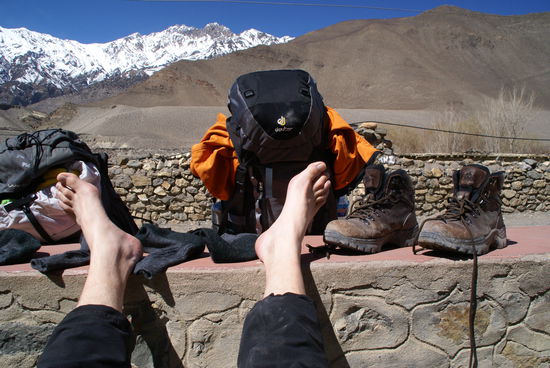 Die schneebedeckten Berge, mein Rucksack, meine neuen Schuhe, und meine Füsse!! (Wie man sieht ist die Schwellung schon fast weg!!) 