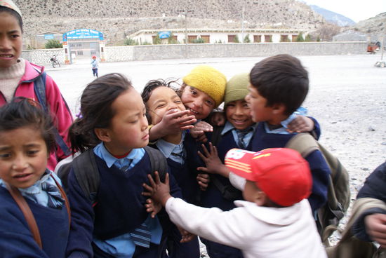 Schulschluss in Manang. Die Kinder wollten "sweets".
Ich wollte eigentlich nur ein Foto. 