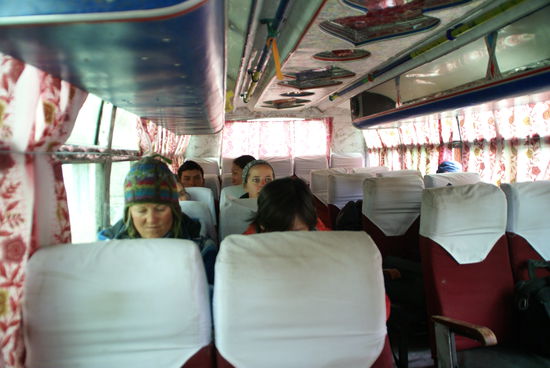 Der Bus von innen. Man beachte die Verzierungen an der Decke!!!