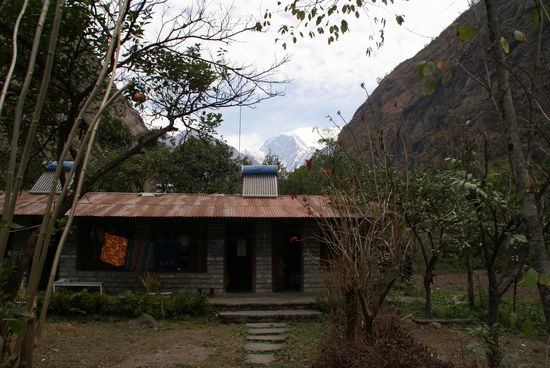 Mein Schlafgemach (Tür links) ...und im Hintergrund die Berge!