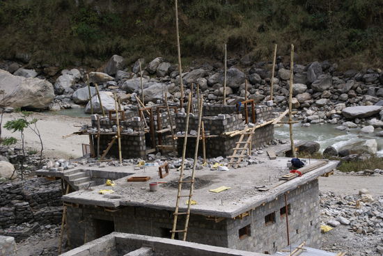 Baustelle mit Bambusgerüst nach NIN  (Nepali Industrie Norm) 