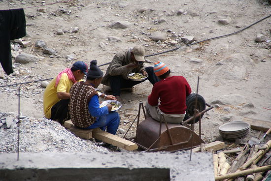 Die Bauarbeiter essen Dahl Bat