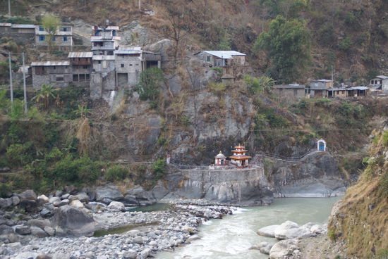 Das Kleine Kloster mit den zwei Tempeln dierekt neben dem Fluss