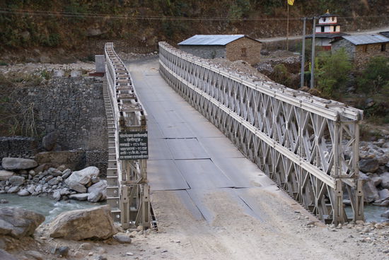 Mal ein Foto für alle Brückenbauer!
Klothoide auf der Brücke?   ...oder Bautoleranz??
(Brücke über den Kali Gandaki bei Gharkholagaon)