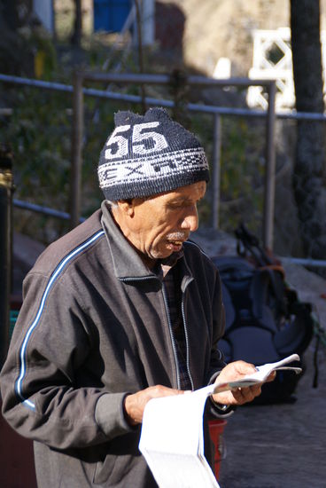 Der Mönch beim lesen aus seinem Gebetsbuch