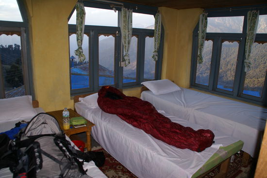 Zur Belohnung bekam ich dann ein 3-Bettzimmer mit herrlichen Blick auf die Berge fuer mich alleine. 