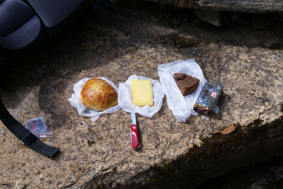 Meine Mittagessen auf das ich mich schon den ganzen Tag freute!!!
(Brot, Yakkäse, Schokoladenkuchen, Bisquit) 