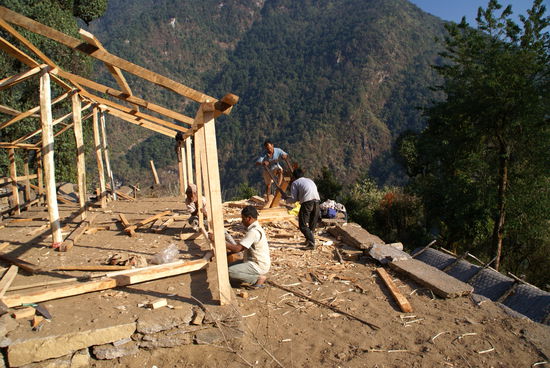 Hausbau!!   Rechts wieder ein "Sägewerk"