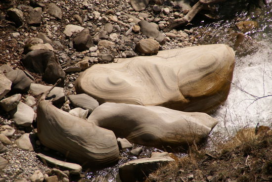 Ein Stein im Flussbett vom Wasser geformt!