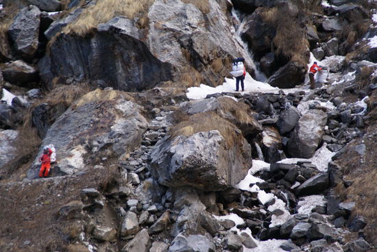 Unweit vom MBC.  Dieser Weg ist eigentlich wegen Lawinengefahr gesperrt. Die einheimischen Träger benutzen ihn aber trotzdem!