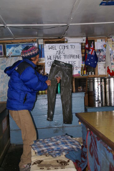 Steifgefrorene Wäsche der Chinesen im ABC
...man konnte die Jeans einfach in die Ecke stellen!!!  