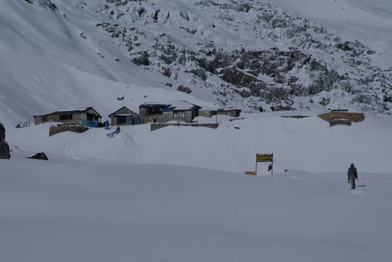 Rückblick zum verschneiten Annapurna Base Camp