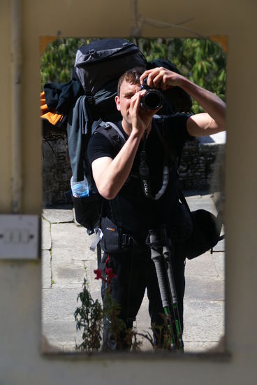 Selbstportrait nach einer Kaffepause (mit Schokoladenkuchen) in Chhomrong  