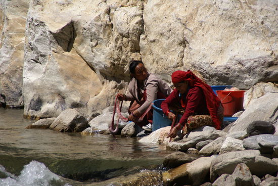 Am Fluss unweit des Schlachtplatzes reinigten die Frauen die Gedärme des Büffels.