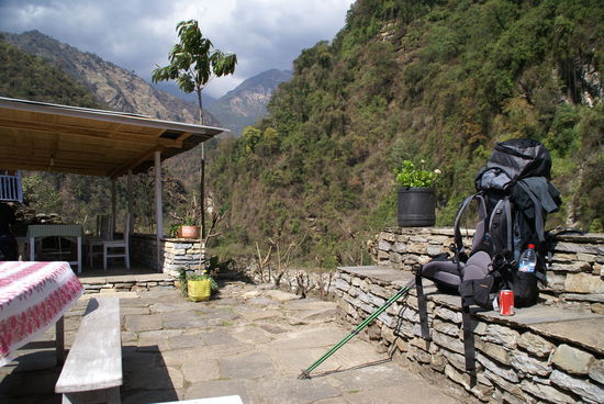 Mittagsrast  mit lecker Momo und einem Cola in einer schönen Lodge in New Bridge