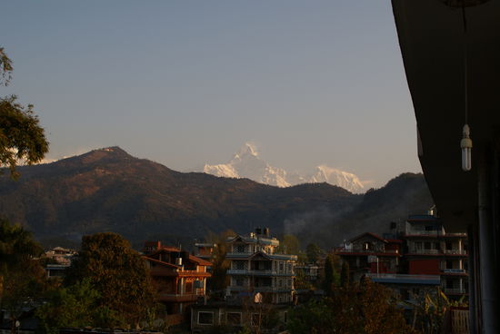 Blick von meinem Hotelfenster in Pokhara auf die Berge