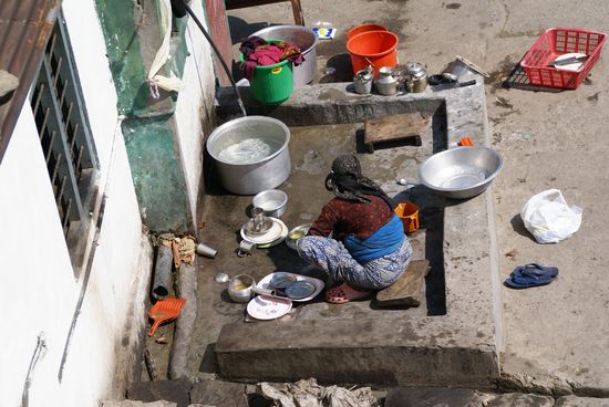 Wäsche und Geschirr wird hier immer im Freien gewaschen