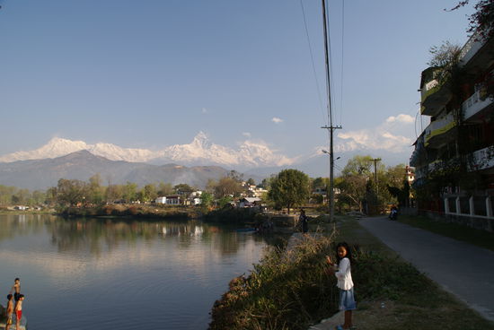 Der See von Pokhara in der Nähe des Staudammes mit Blick auf die Berge