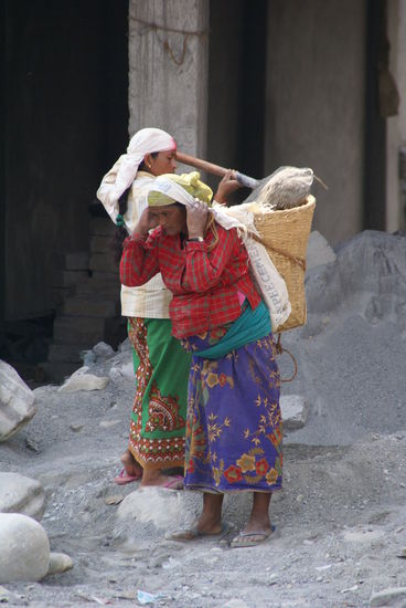 Baustelle!  Hier wird alles getragen, Schubkarren kennen die hier glaub ich nicht!  