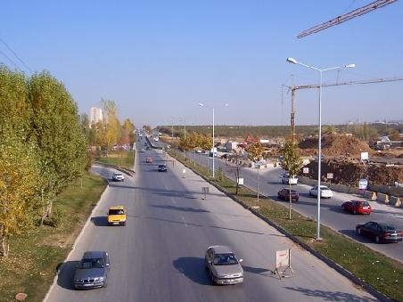 Immerhin: direkt neben der autobahnähnlichen Ausfallstraße wird mit viel Aufwand eine Metrostrecke gebaut!