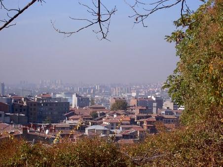 Auf dem Weg zur Burg: Blick über den ursprünglichen Stadtteil Ulus in Richtung moderne Metropole.