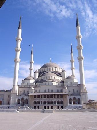 Die große Moschee in Ankara, erbaut in den 1980er Jahren, bei Tag...