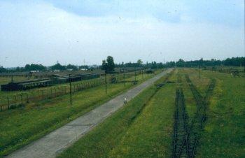 Blick über das gigantische Vernichtugnslager Birkenau.