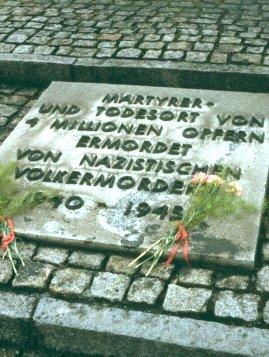 Die deutschsprachige Gedenktafel in Birkenau...