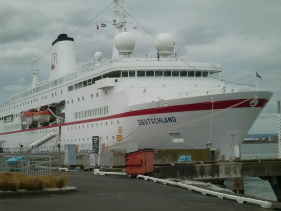 Das ist das Schiff von dem ich gestern erzaehlt habe. Marco hat es schon von oben auf dem Berg erkannt, ich leider erst, als ich direkt davor stand.