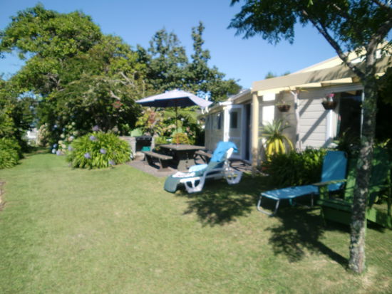 Das ist der Garten in unserem aktuellen Hostel. An dem Tisch da hinten sass ich bis eben und habe die Bilder ausgesucht, die ich euch hochgeladen habe.