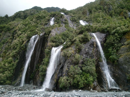 links und rechts von unserem Weg waren überall Wasserfälle