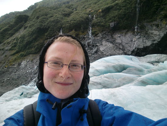 Da es geregnet hat, ist das Eis hellblau. Sieht toll aus, ist aber extrem rutschig.