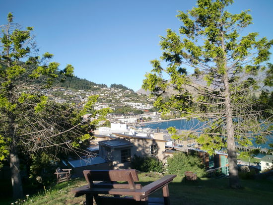 Ausblick vom Garten unseres Hostels auf Queenstown