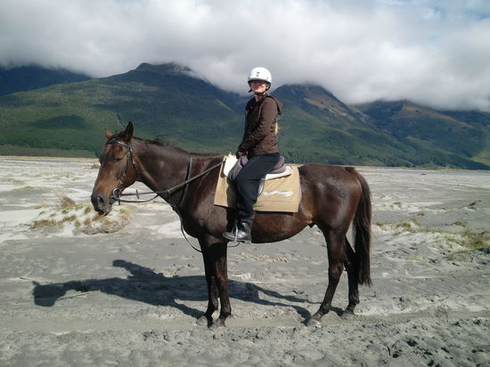 Das sind Spencer und ich. Da sieht er immer noch so aus als würde er schlafen. Aber er ist wirklich nur im Schritt lahm. Im Galopp ist er nicht zu bremsen.