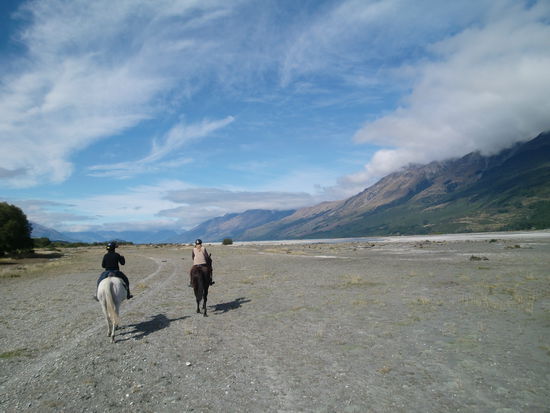 Hier irgendwo wurde wohl HdR gedreht. Mia (unser Guide) hat uns erzählt, dass für den Film der Fluss durch einen Wald ersetzt wurde. Natürlich nur in der Nachbearbeitung. Warum man nicht gleich in nem Wald gedreht hat, wusste sie leider auch nicht.