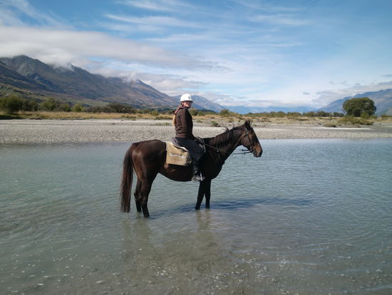 Spencer sieht nicht so begeistert aus. Vor allem nicht, wenn er allein kalte Füße bekommt. Beeilen will er sich trotzdem nicht.