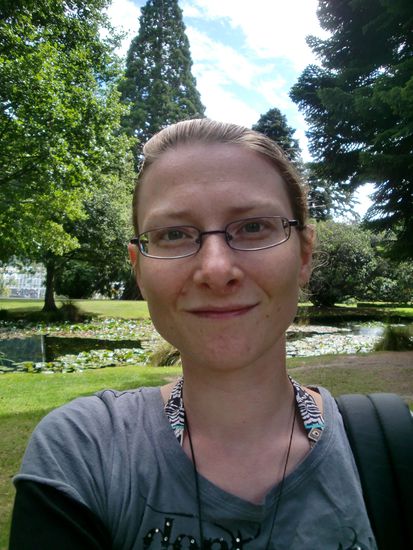 Also eigentlich wollte ich mich ja selbst vor diesem Riesenbaum da fotografieren. Irgendwie sieht man den Baum aber gar nicht mehr richtig hinter mir...