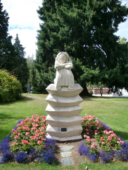 Die hockt d den ganzen Tag auf ihrem Stapel Kissen herum. Is aber nciht die Prinzessin auf der Erbse!