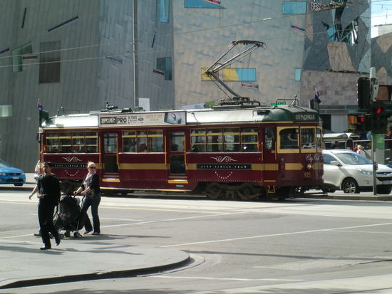 das ist die kostenlose Bahn in Melbourne. Sie fährt wie unsere Ringbahn einmal im Kreis, sieht aber hübscher aus 
Leider sind die Sitze aus Holz...