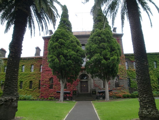 Das Haus habe ich auf einer Wanderung durch die Stadt entdeckt. Im Garten stehen lauter Kanonen. Zwei kleine kann man im Hintergrund auch sehen.