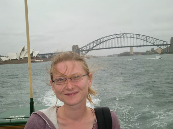 Und bei Tag. Das war auf dem Weg nach Manly. Und das Bild ist nicht etwa deswegen schief, weil der Fotograf keine Ahnung hat, sondern weil es riesige Wellen gab.