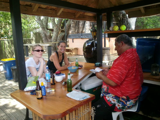 Lorraine und ich an Jeffs  Hausbar