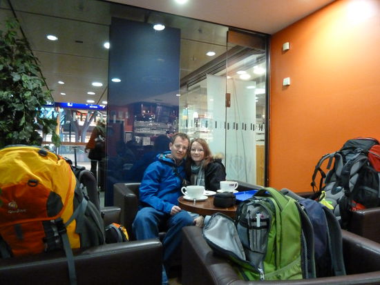 Letzte Mahlzeit vor dem Flug: jeweils ein Milchkaffee und ein halbes Schinkentoast am Hamburger Hauptbahnhof.